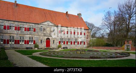 Nordhorn, bassa Sassonia, Germania - 3 aprile 2021 il monastero di Frenswegen è stato fondato nel 1394. In questa foto si trova la parte orientale con il labirinto Foto Stock