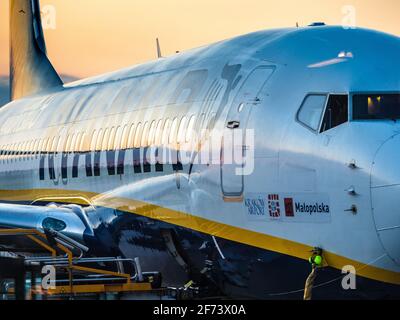 Ryanair Airplane - Ryanair Aircraft - Ryanair Boeing 737 Aircraft appartenente alla compagnia aerea di bilancio Ryanair in attesa di carico passeggeri. Foto Stock