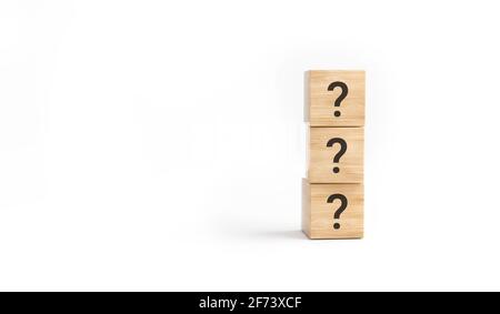 Forma a blocchi cubici di legno con simbolo del punto interrogativo su sfondo bianco. RISPOSTA ALLE DOMANDE FREQUENTI, DOMANDE E RISPOSTE Foto Stock