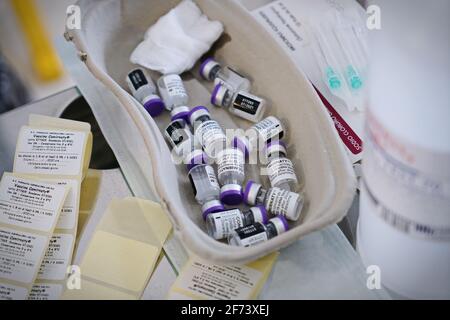 Flaconcini di vaccino "comirnaty" Pfizer-BioNTech COVID-19 prima dell'uso nel centro di vaccinazione italiano. Torino - Aprile 2021 Foto Stock