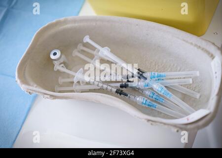 Siringhe con vaccino pronto per l'inoculazione nel centro di vaccinazione italiano. Torino - Aprile 2021 Foto Stock