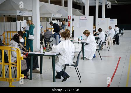 Centro di vaccinazione contro Covid-19 per gli ottogenesi anziani. Torino - Aprile 2021 Foto Stock