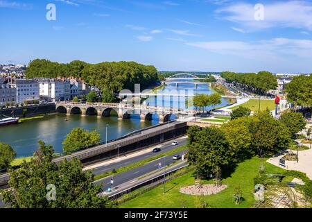 Angers, Francia - 23 agosto 2019: Vista di Pont de Verdun, un ponte attraverso il fiume Maine dal castello di Angers, Maine-et-Loire departmentin Foto Stock