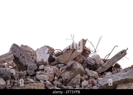 Relitto di cemento Closeup di un edificio distrutto isolato su uno sfondo bianco. Foto Stock