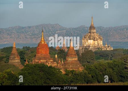 Antichi templi buddisti e pagode a Old Bagan, Myanmar (Birmania). Foto Stock