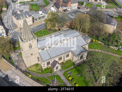 Vista aerea di Mansfield da sopra il drone della parrocchia di San Pietro e della chiesa di Pauls situata nel centro della città di Nottinghamshire. Grado i elencato Foto Stock