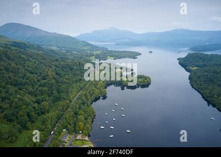 Vista aerea del piccolo villaggio scozzese a Loch Lomond Foto Stock