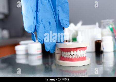 Mock up mascella con denti sul tavolo in studio dentistico Foto Stock