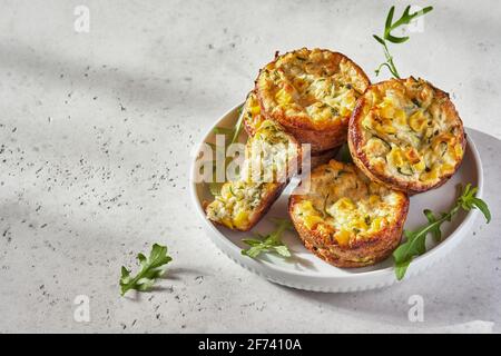 muffin con uova di mais zucchine su un tavolo per la colazione Foto Stock