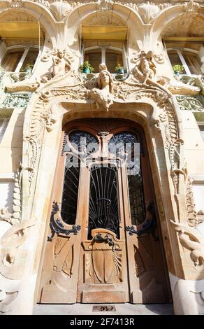 Vecchia porta ornata a Parigi, Francia - tipico vecchio edificio di appartamenti. Foto Stock