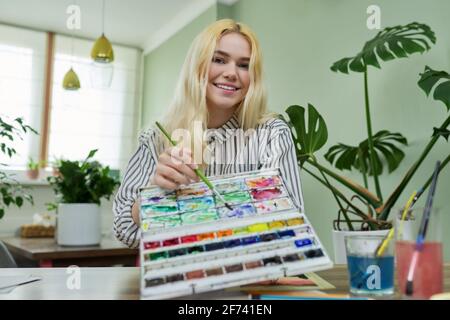 Adolescente ragazza che registra video lezione di disegno usando la comunicazione video Foto Stock