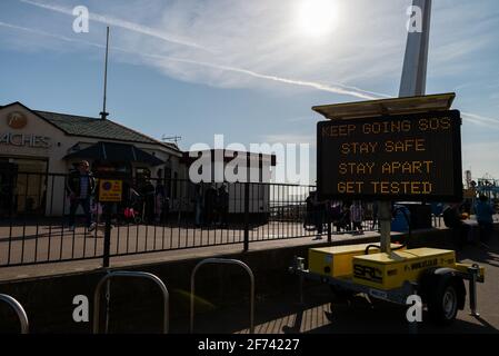 Southend, Essex, UK 4 aprile 2021: Un cartello sul trafficato lungomare di Southend ricorda ai visitatori di rimanere al sicuro durante il relax della chiusura del Regno Unito. Foto Stock