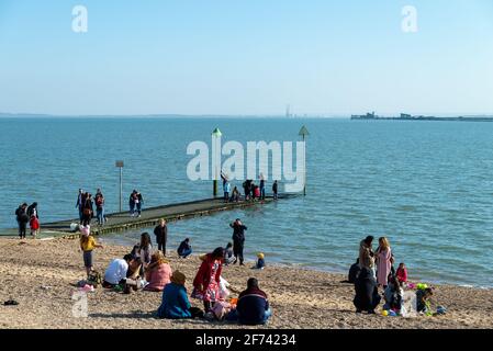 Southend, Essex, UK 4 aprile 2021: I visitatori del lungomare di Southend godono del relax delle restrizioni di blocco del Regno Unito in una soleggiata vacanza di Pasqua. Foto Stock