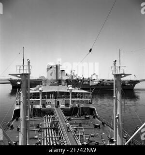 AJAXNETPHOTO. 1965. GRANDE LAGO AMARO, EGITTO - ARCA EST DI SUEZ - HMS ARK ROYAL PASSANDO ATTRAVERSO IL GRANDE LAGO AMARO DEL CANALE DI SUEZ SUL PASSAGGIO ALL'ESTREMO ORIENTE ORIENTALE DELLA PETROLIERA DEL GOLFO CEUTA IN ATTESA DI PASSAGGIO IN DIREZIONE NORD. PHOTO:JONATHAN EASTLAND/AJAX REF:657 13 2 Foto Stock