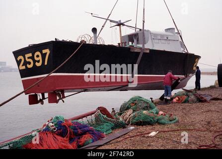 AJAXNETPHOTO. 7 FEBBRAIO 1996. CALSHOT, INGHILTERRA. -ASR LIFT - AIR SEA RESCUE CRAFT 2597 CHE VIENE SOLLEVATO IN ACQUA A CALSHOT SPIARE DAVANTI ALLA STOPPA PER IL FIUME HAMBLE E UN NUOVO ORMEGGIO. FOTO: JONATHAN EASTLAND/AJAX REF:960702 29 Foto Stock