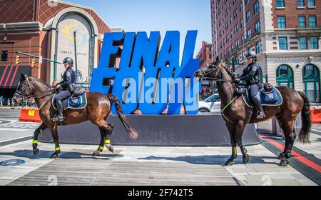 Indianapolis, Stati Uniti. 04th Apr 2021. Ivy Craney (da sinistra a destra) e Lorie Phillips si trovano a Indianapolis, domenica 4 aprile 2021 a Indianapolis, Indiana. Foto di Edwin Locke/UPI Credit: UPI/Alamy Live News Foto Stock