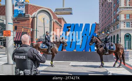 Indianapolis, Stati Uniti. 04th Apr 2021. Gli ufficiali di polizia montati a Indianapolis Ivy Craney (a sinistra, seduti) e Lorie Phillips (a destra, seduti) posano nel centro di Indianapolis domenica 4 aprile 2021 a Indianapolis, Indiana. Foto di Edwin Locke/UPI Credit: UPI/Alamy Live News Foto Stock