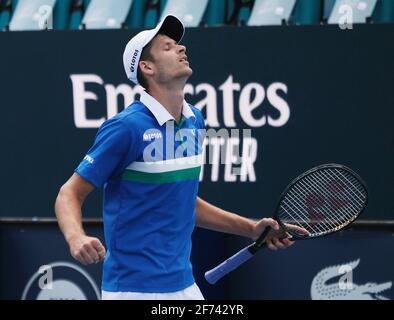 Miami Gardens, Stati Uniti. 04th Apr 2021. Hubert Hurkacz dalla Polonia festeggia dopo aver sconfitto Jannik Sinner dall'Italia nelle finali maschili al Miami Open nell'Hard Rock Stadium di Miami Gardens, Florida, domenica 4 aprile 2021. Hurkacz sconfisse 7-6, (7-4) 6-4. Foto di Gary i Rothstein/UPI Credit: UPI/Alamy Live News Foto Stock