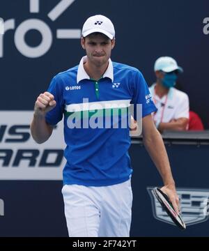 Miami Gardens, Stati Uniti. 04th Apr 2021. Hubert Hurkacz dalla Polonia festeggia dopo aver sconfitto Jannik Sinner dall'Italia nelle finali maschili al Miami Open nell'Hard Rock Stadium di Miami Gardens, Florida, domenica 4 aprile 2021. Hurkacz sconfisse 7-6, (7-4) 6-4. Foto di Gary i Rothstein/UPI Credit: UPI/Alamy Live News Foto Stock