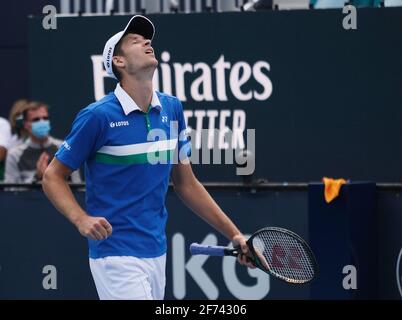 Miami Gardens, Stati Uniti. 04th Apr 2021. Hubert Hurkacz dalla Polonia festeggia dopo aver sconfitto Jannik Sinner dall'Italia nelle finali maschili al Miami Open nell'Hard Rock Stadium di Miami Gardens, Florida, domenica 4 aprile 2021. Hurkacz sconfisse 7-6, (7-4) 6-4. Foto di Gary i Rothstein/UPI Credit: UPI/Alamy Live News Foto Stock