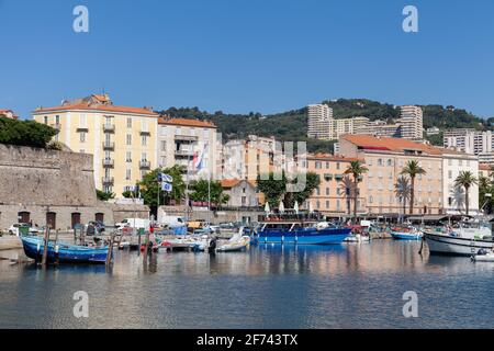 Ajaccio, Francia - 30 giugno 2015: Barche colorate sono ormeggiate nel vecchio porto di Ajaccio, Corsica Foto Stock