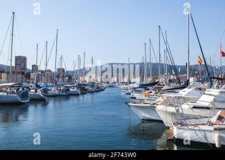 Ajaccio, Francia - 29 giugno 2015: Barche a vela e a motore sono ormeggiate nel porto turistico di Ajaccio. Corsica, Francia Foto Stock