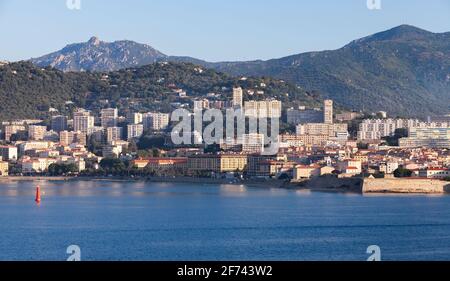 Ajaccio, Francia - 30 giugno 2015: Paesaggio costiero in una mattina d'estate, isola di Corsica, Francia Foto Stock