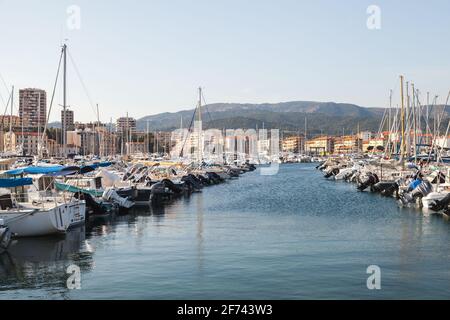 Ajaccio, Francia - 29 giugno 2015: Barche a vela ormeggiate nel porto turistico di Ajaccio, la capitale della Corsica Foto Stock