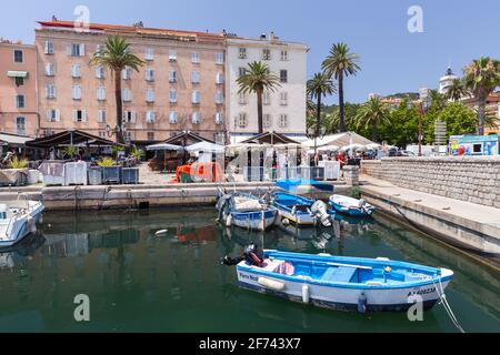 Ajaccio, Francia - 6 luglio 2015: Piccole barche di legno sono ormeggiate nel vecchio porto di Ajaccio, isola di Corsica, Francia Foto Stock