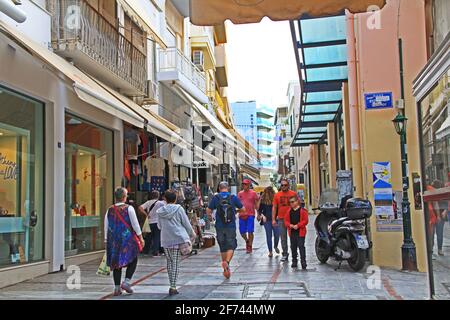 Turisti a piedi su una strada a Heraklion, Creta, Grecia Foto Stock