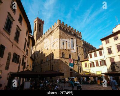 Firenze, Italia - 12 agosto 2019: Museo Nazionale del Bargello in un palazzo in pietra del XIII secolo. Vista sulle strade italiane storiche e soleggiate Foto Stock