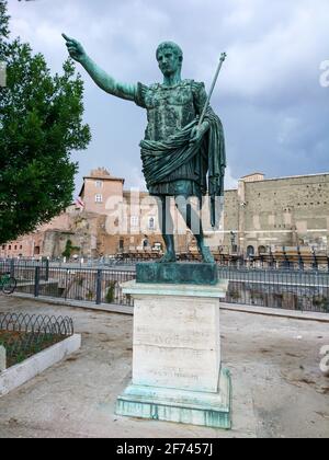 Roma, Italia - 18 agosto 2019: Il Foro e la statua di Augusto vista con epiche nuvole dalle strade di Roma, Italia Foto Stock