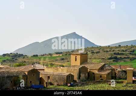 NAVARRA SPAGNA 2 APRILE 2021, VISTA DEL PICCOLO VILLAGGIO CHIAMATO OLORIZ VICINO PAMPLONA Foto Stock