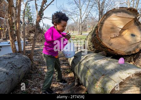 Detroit, Michigan, Stati Uniti. 4 Apr 2021. I bambini partecipano a una caccia alle uova di Pasqua in un lotto libero nel quartiere di Morningside. Credit: Jim West/Alamy Live News Foto Stock