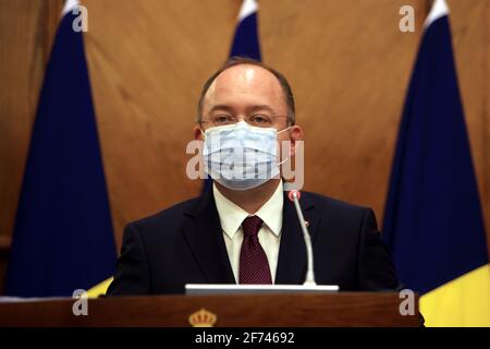 Amman, Giordania. 4 Apr 2021. Il ministro degli Esteri rumeno Bogdan Aurescu interviene durante una conferenza stampa con il ministro degli Esteri Giordano Ayman Safadi (non nella foto) ad Amman, Giordania, il 4 aprile 2021. Safa ha incontrato domenica il ministro degli Affari esteri rumeno Bogdan Aurescu e ha discusso il rafforzamento della cooperazione nei settori dell'economia, degli investimenti, dell'energia, dell'agricoltura e delle tecnologie dell'informazione; e difesa. Credit: Mohammad Abu Ghosh/Xinhua/Alamy Live News Foto Stock