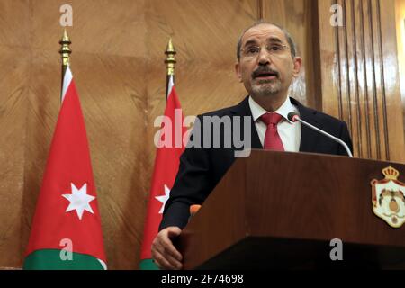 Amman, Giordania. 4 Apr 2021. Il ministro degli Esteri Giordano Ayman Safadi interviene durante una conferenza stampa con il suo omologo rumeno Bogdan Aurescu (non nella foto) ad Amman, Giordania, il 4 aprile 2021. Safa ha incontrato domenica il ministro degli Affari esteri rumeno Bogdan Aurescu e ha discusso il rafforzamento della cooperazione nei settori dell'economia, degli investimenti, dell'energia, dell'agricoltura e delle tecnologie dell'informazione; e difesa. Credit: Mohammad Abu Ghosh/Xinhua/Alamy Live News Foto Stock