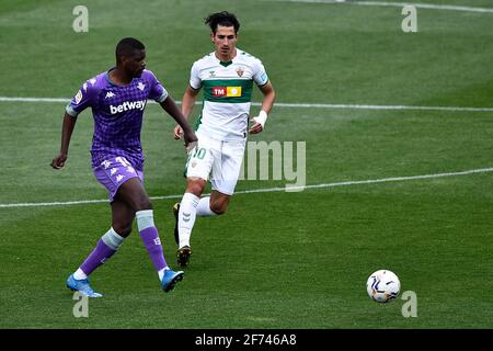 ELCHE, SPAGNA - 4 APRILE: William Carvalho di Real Betis e Pere Milla di Elche CF durante la Liga Santander partita tra Elche CF e Real Betis A. Foto Stock