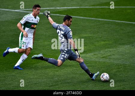 ELCHE, SPAGNA - 4 APRILE: Guido Carrillo di Elche CF e Claudio Bravo di Real Betis durante la Liga Santander partita tra Elche CF e Real Betis Foto Stock