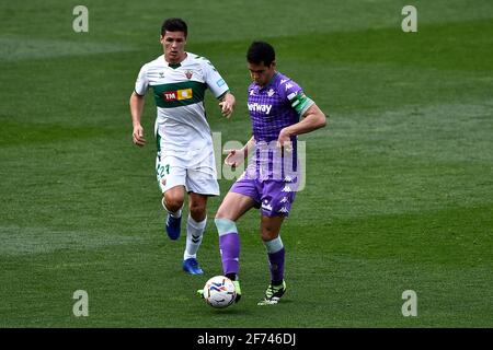 ELCHE, SPAGNA - 4 APRILE: Guido Carrillo di Elche CF e Aissa Mandi di Real Betis durante la Liga Santander match tra Elche CF e Real Betis a. Foto Stock