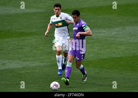 ELCHE, SPAGNA - 4 APRILE: Guido Carrillo di Elche CF e Aissa Mandi di Real Betis durante la Liga Santander match tra Elche CF e Real Betis a. Foto Stock