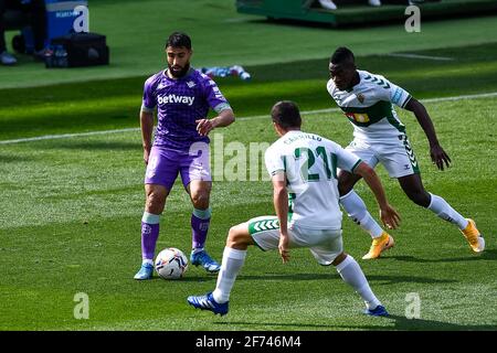 ELCHE, SPAGNA - 4 APRILE: Nabil Fekir di Real Betis e Guido Carrillo di Elche CF durante la Liga Santander match tra Elche CF e Real Betis a. Foto Stock