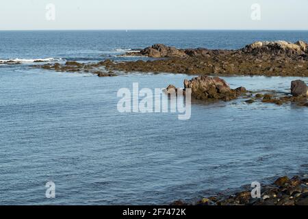 Vista degli oceani da Marginal Way e Perkins Cove a Ogunquit, Maine. Situato nel Maine meridionale, molto frequentato in estate. Non lontano dal confine con il New Hampshire. Foto Stock