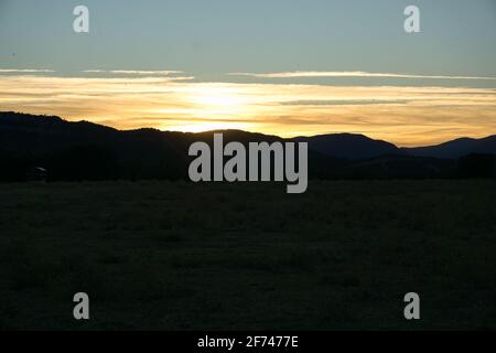 Tramonto nella città di Gerbe, nei Pirenei aragonesi, situato a Huesca, Spagna. Vista Foto Stock