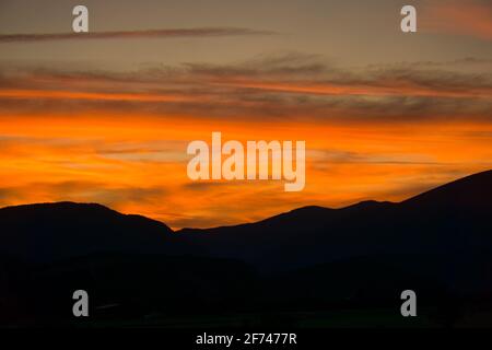 Tramonto nella città di Gerbe, nei Pirenei aragonesi, situato a Huesca, Spagna. Vista Foto Stock