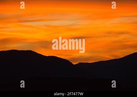 Tramonto nella città di Gerbe, nei Pirenei aragonesi, situato a Huesca, Spagna. Vista Foto Stock