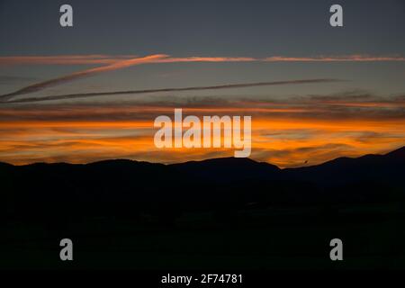 Tramonto nella città di Gerbe, nei Pirenei aragonesi, situato a Huesca, Spagna. Vista Foto Stock