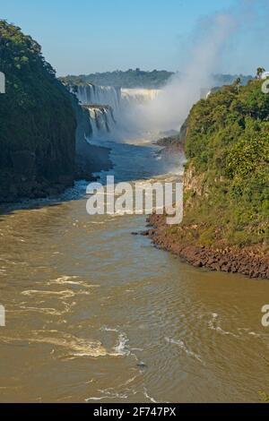 Guardando lo scivolo principale delle cascate di Iguazu a Iguazu Falls National Park in Argentina Foto Stock
