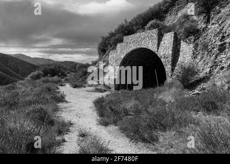 Vista in bianco e nero del tunnel fino al nulla su Shoemaker Canyon Road nel San Gabriel National Monument sopra Los Angeles California. Foto Stock
