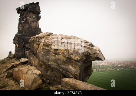 Die Felsen der Teufelsmauer sind ein weitin sichtbares Naturdenkmal - Le rocce di Teufelsmauer sono un monumento naturale visibile da lontano Foto Stock