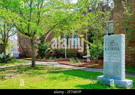 Di fronte al Ground Zero Hurricane Museum di Waveland, Mississippi, si trova un monumento che riporta le vittime dell'uragano Katrina. Foto Stock